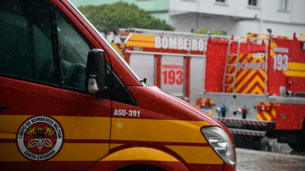 Imagem reprodução - Bombeiros de Imbituba atendem colisão entre carro e moto e acidente de trabalho em empresa de gesso