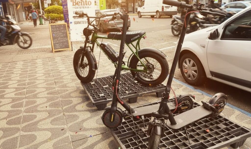Ciclomotores elétricos terão CNH, capacete e placas obrigatórios a partir de janeiro