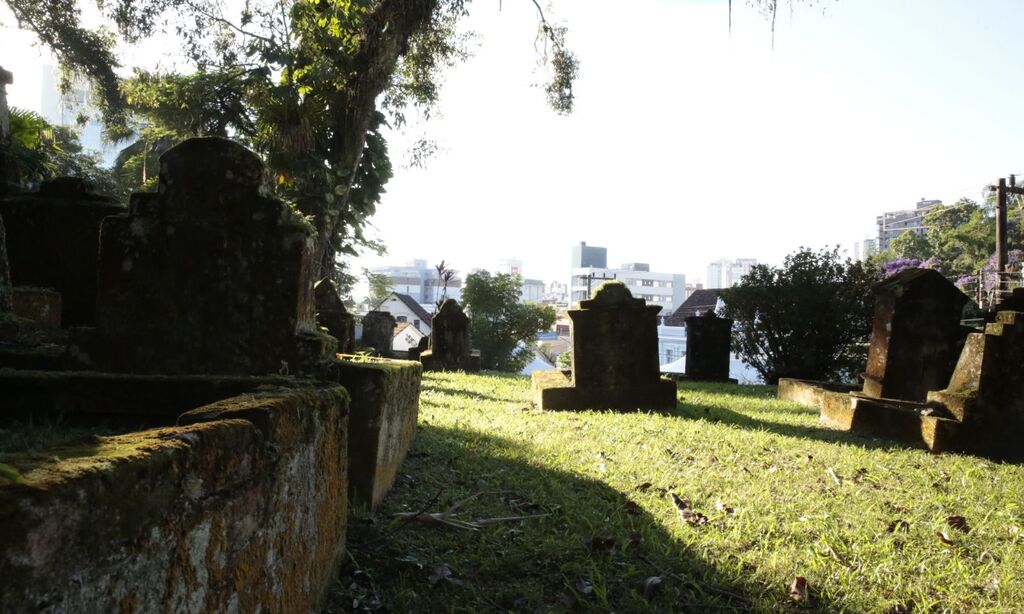 Joinville: Secretaria de Cultura e Turismo promove visita guiada e sessão de cinema no Cemitério do Imigrante