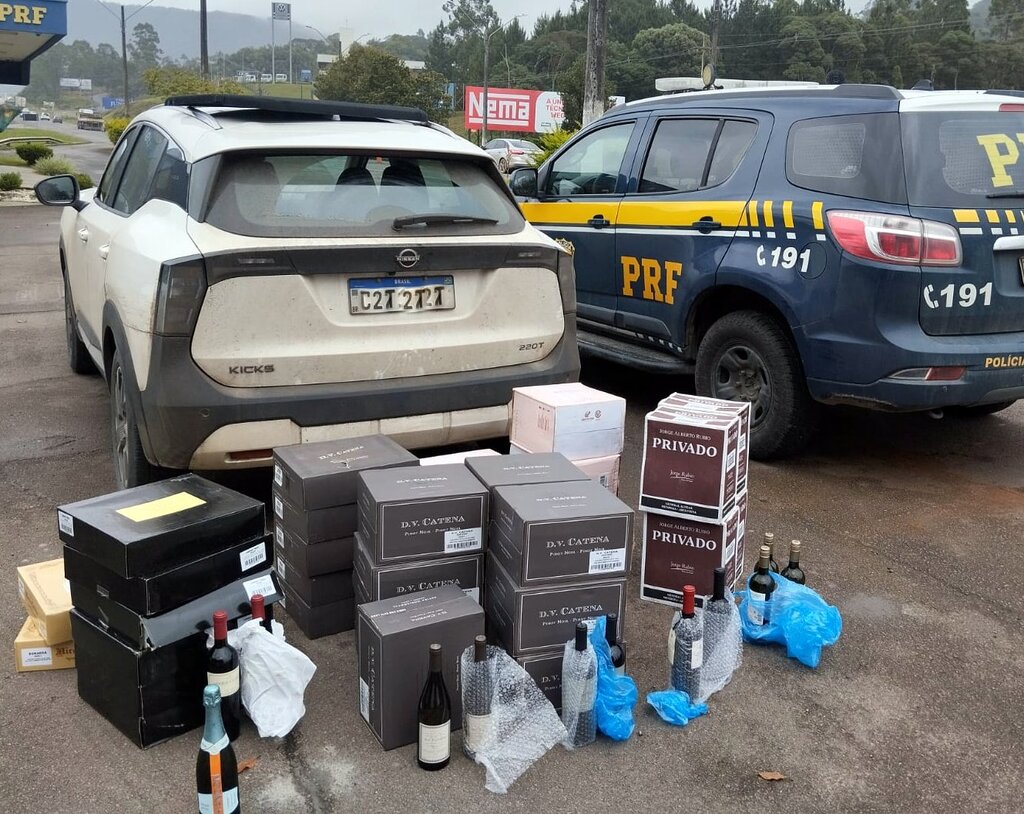 Motorista tenta fugir de abordagem mas é flagrado com 178 garrafas de vinho na BR-470