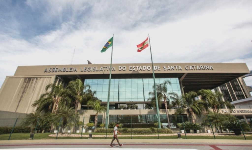 Alesc debate autismo, meio ambiente, direitos humanos e economia solidária e constituição estadual