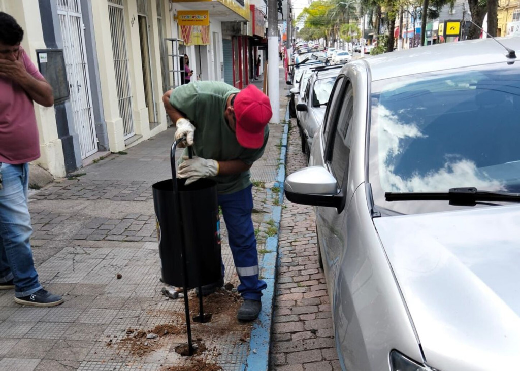 Bagé inicia campanha com novas lixeiras no Centro