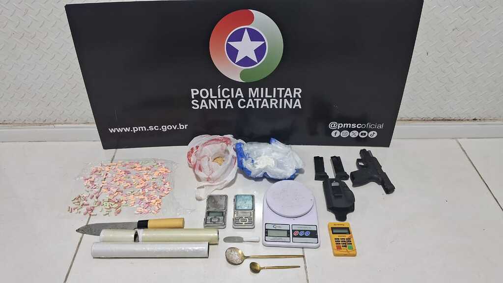 Polícia Militar de Forquilhinha Desarticula Ponto de Tráfico e Apreende Grande Quantidade de Drogas Sintéticas e Arma Ilegal