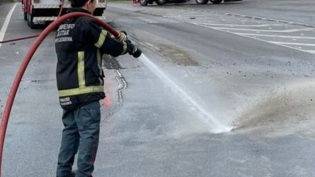 Areia e pedras deixaram pista escorregadia entre Nova Brasília e Centro de Imbituba