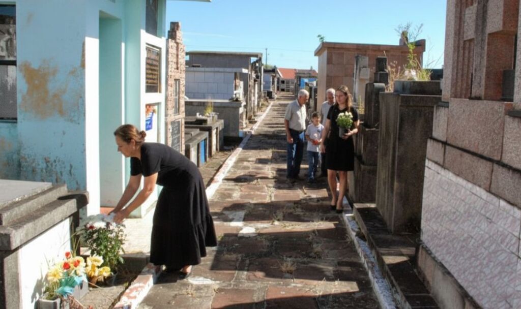 Dia de Finados levou familiares ao Cemitério Municipal