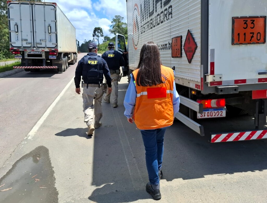Ação conjunta fiscaliza transporte de produtos perigosos em Rio Negrinho