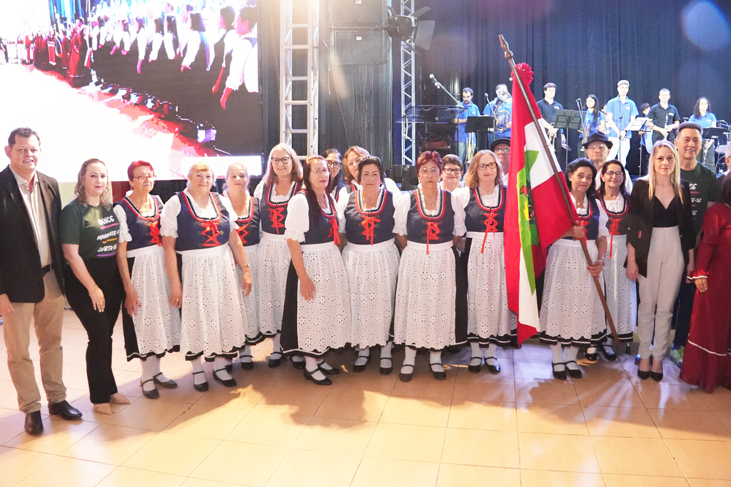 GRUPOS DE DANÇA DE PIRATUBA ESTREIAM NOVOS TRAJES NO 23° FESTIVAL DE DANÇA DA TERCEIRA IDADE