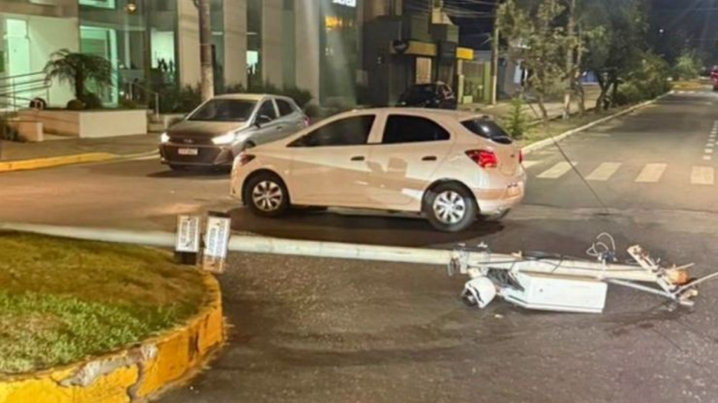 Imagem Divulgação - Câmera de monitoramento urbano cai de estrutura no Centro de Imbituba