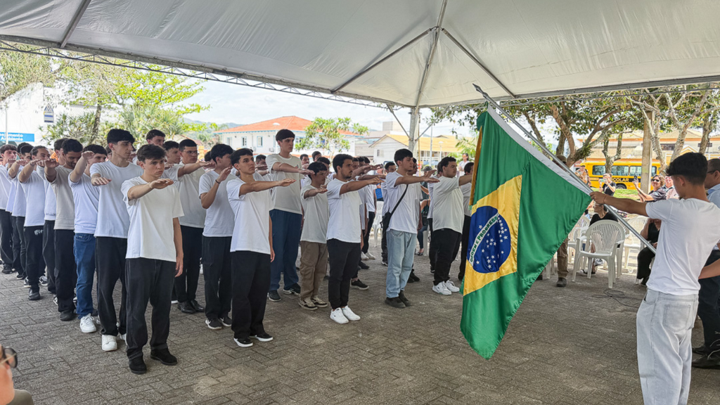 Cerimônia de Juramento à Bandeira reúne 84 jovens dispensados do serviço militar em Garopaba