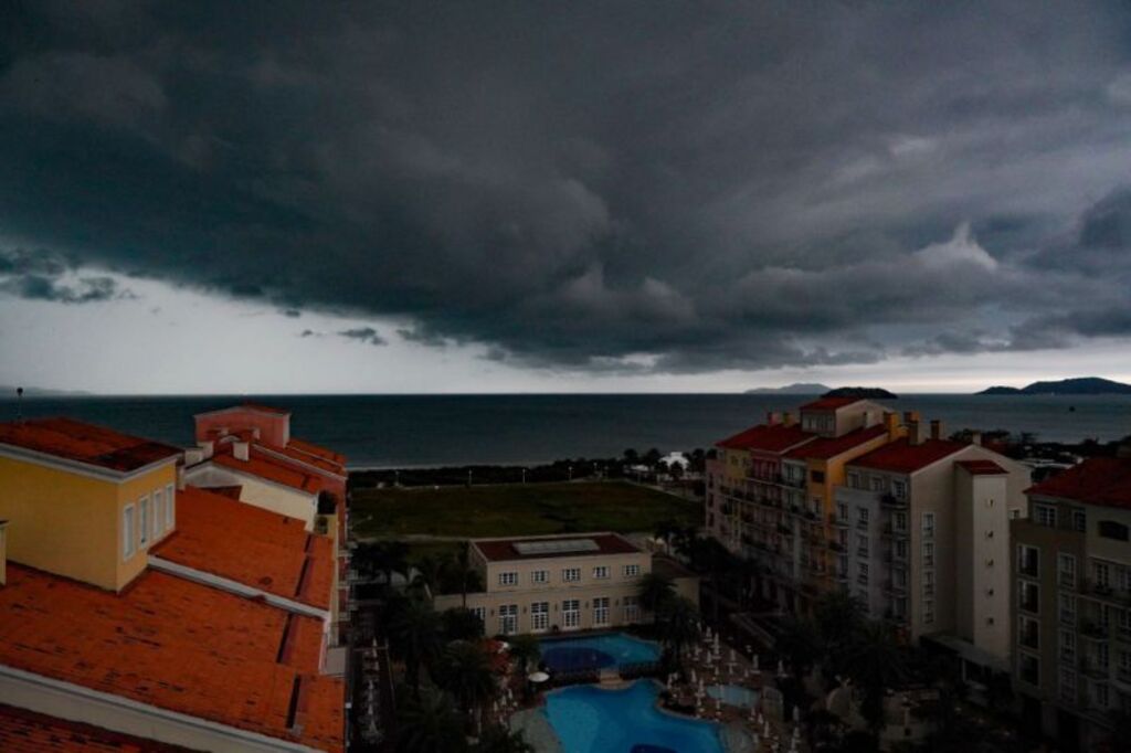 Frente fria e Ciclone Extratropical provocam temporais, ventos fortes e mar agitado em Santa Catarina