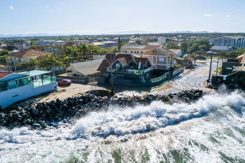 Mar avança, ‘engole’ praias e MPF cobra ação urgente de cidades do Litoral Norte de SC