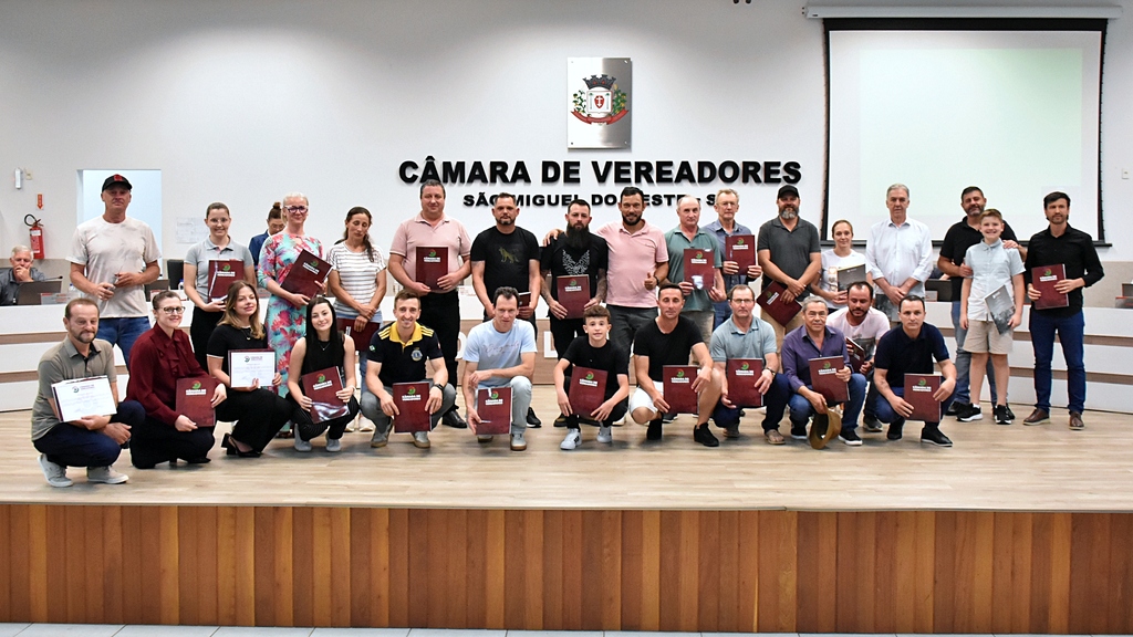 Vereador presta homenagem a voluntários que atuaram nas enchentes de 2024 no RS