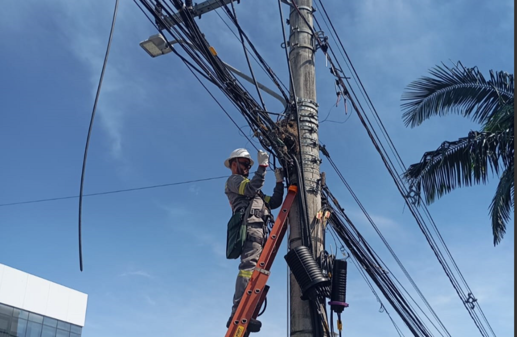 Operação Limpa Fios: mais 800 quilos de cabos obsoletos são retirados da região central de Criciúma