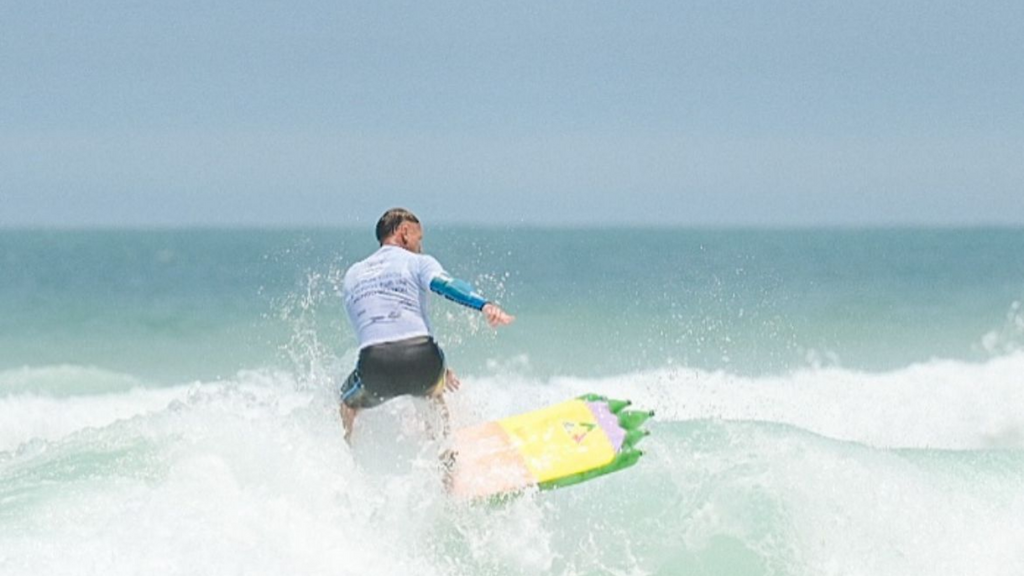 Imagem Reprodução Redes Sociais/ @ecogaropaba - De Garopaba para o Brasil: projeto transforma garrafas PET em pranchas e consciência ambiental