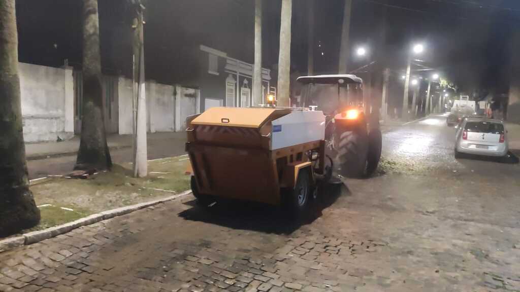 Varredeira mecanizada será usada na limpeza noturna