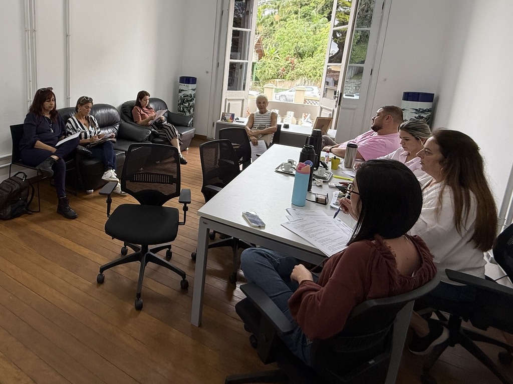 Prefeitura realiza reunião com clínicas e protetoras para aprimorar programa de castração animal