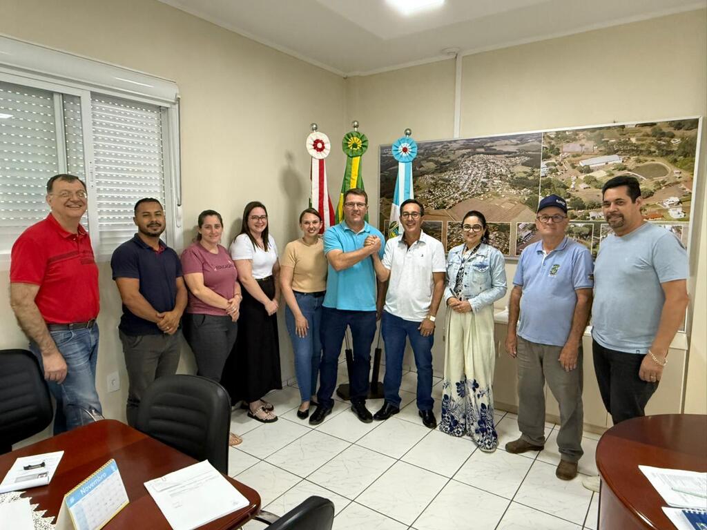 Prefeito Rafael transmite cargo ao vice-prefeito Luciano durante reunião semanal de secretários