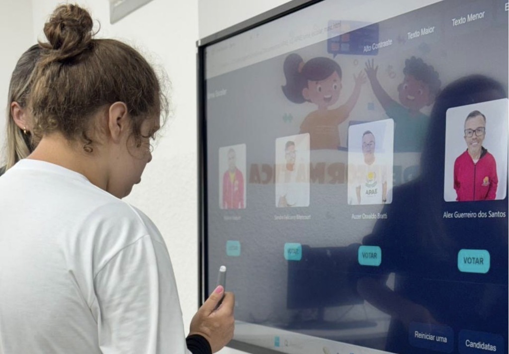 Tecnologia a serviço da inclusão: acadêmicos da Unesc criam urna eletrônica para eleição na Apae de Criciúma