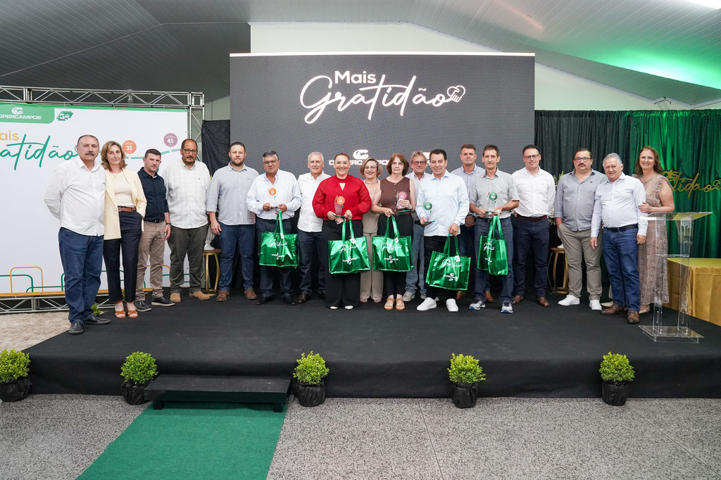 Programa Mais Gratidão Copercampos reconhece mais de 60 funcionários por tempo de serviço