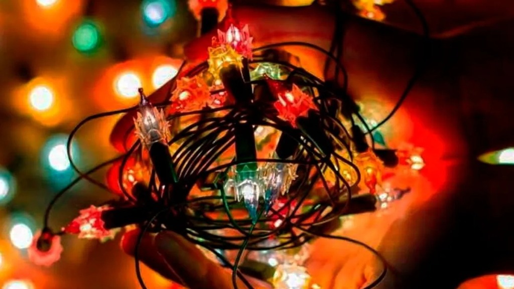 CELESC ORIENTA SOBRE INSTALAÇÃO SEGURA DE ILUMINAÇÃO NATALINA