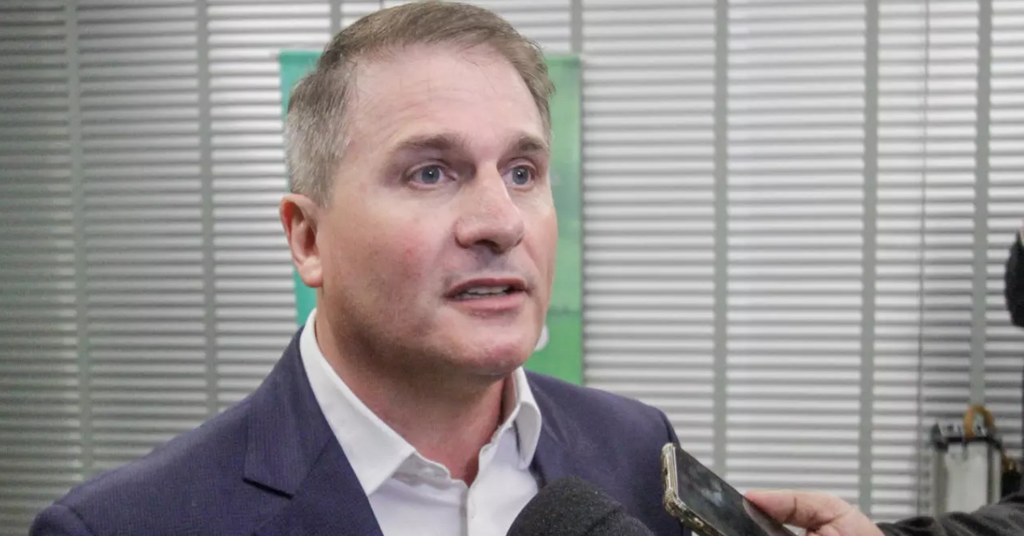 Deputado promete distribuir 500 litros de leite em Florianópolis para alertar crise no setor