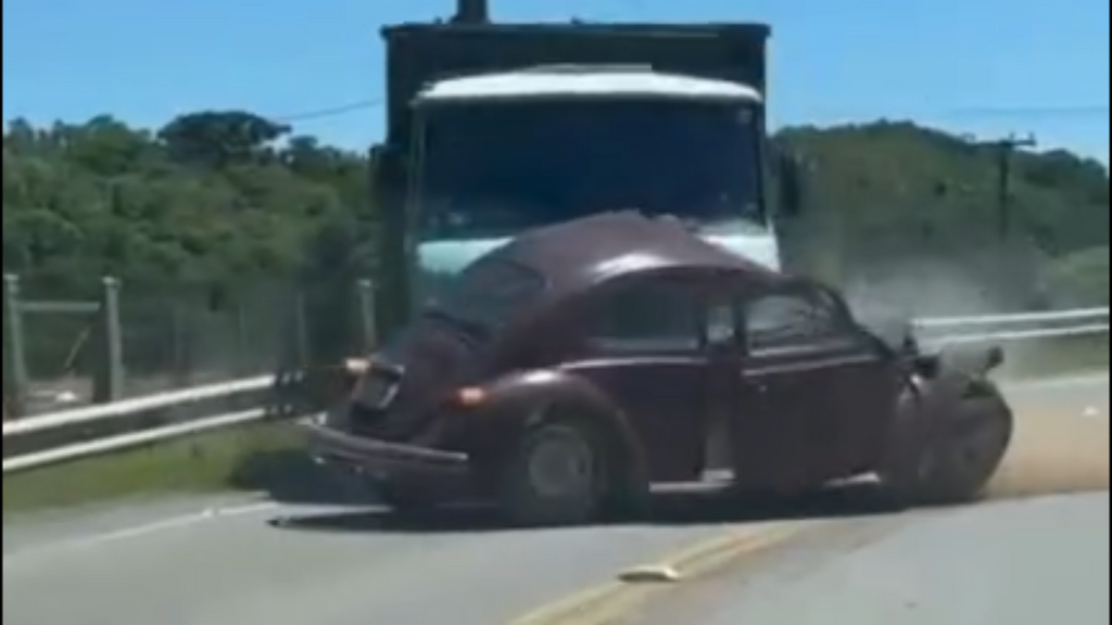 Idoso morre após colisão entre fusca e caminhão na RS-448