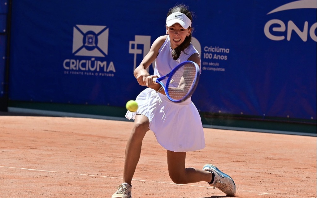 HISTÓRICO: Aos 14 anos, catarinense Clara Coura vence a primeira partida profissional no Criciúma Open de Tênis