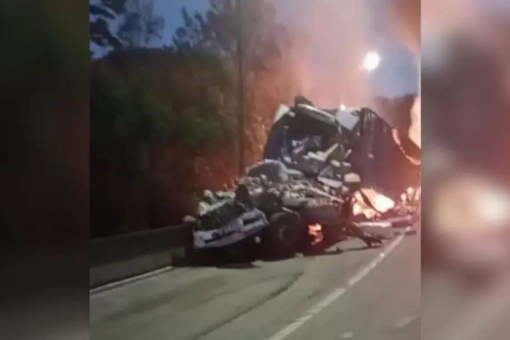 Acidente entre caminhões e van provoca incêndio e interdição total da BR-376