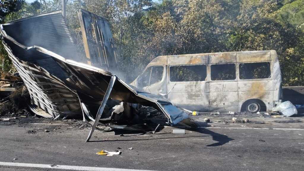 Van que se envolveu em acidente com morte na BR-376 levava crianças para o Beto Carrero