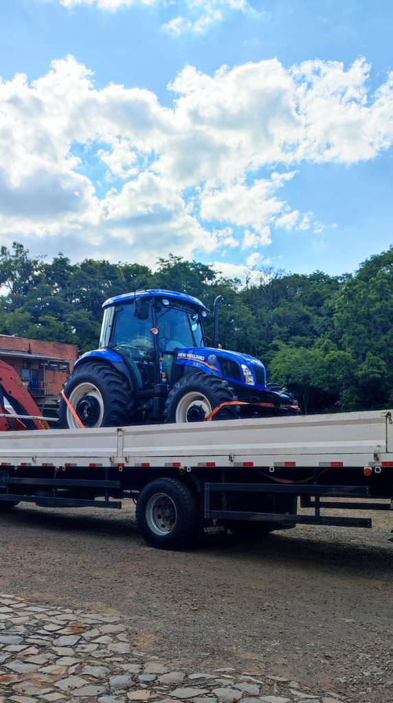 Prefeitura de Capinzal recebe novo trator para reforçar os serviços da Agricultura