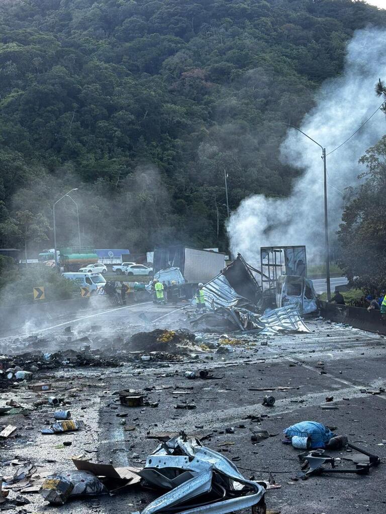 Grave acidente deixa um morto e 14 feridos na BR-376 entre PR e SC