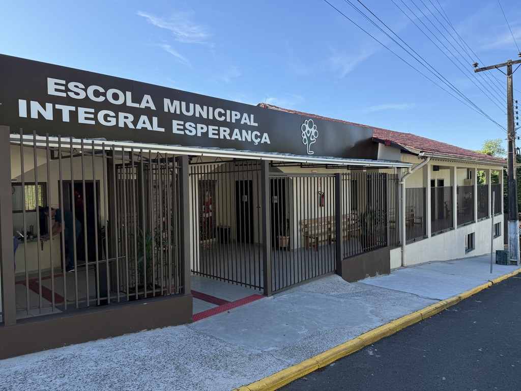 Comunidade de Santa Tereza Alto recebe escola revitalizada e ginásio climatizado