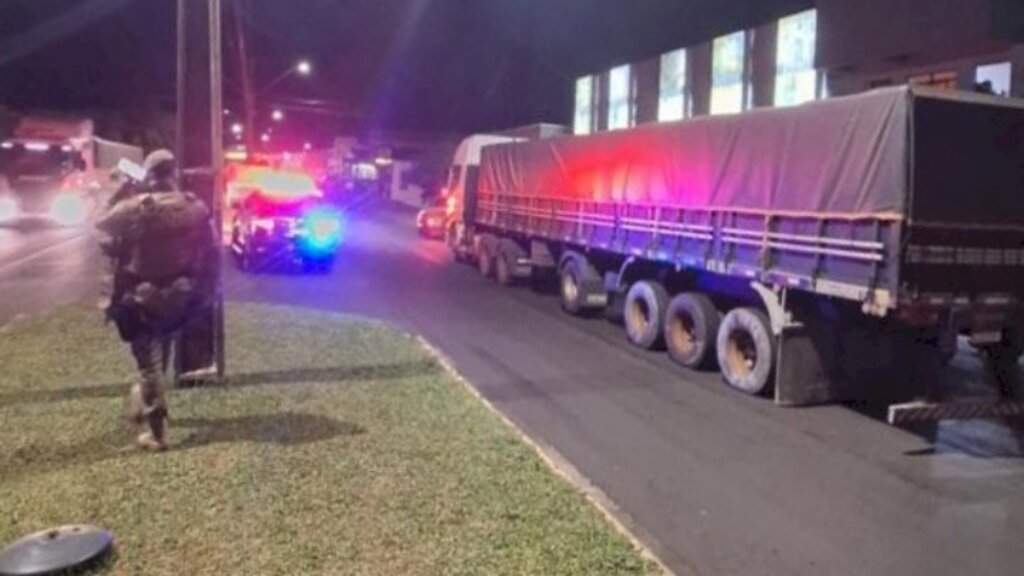 Caminhão é flagrado transportando 40 toneladas de sucatas de baterias de veículo