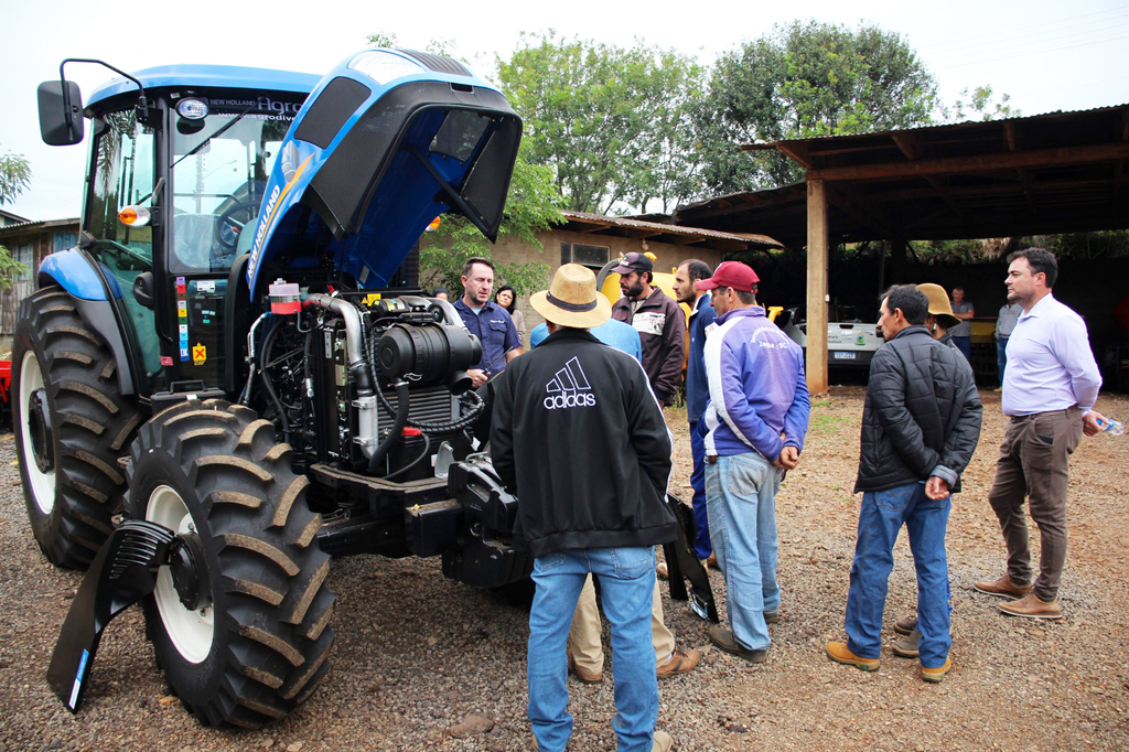 ZORTÉA | ENTREGA DE TRATOR FORTALECE O TRABALHO NO CAMPO