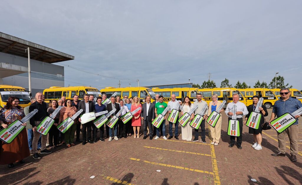 Governo de SC anuncia 100 novos ônibus para transporte de estudantes