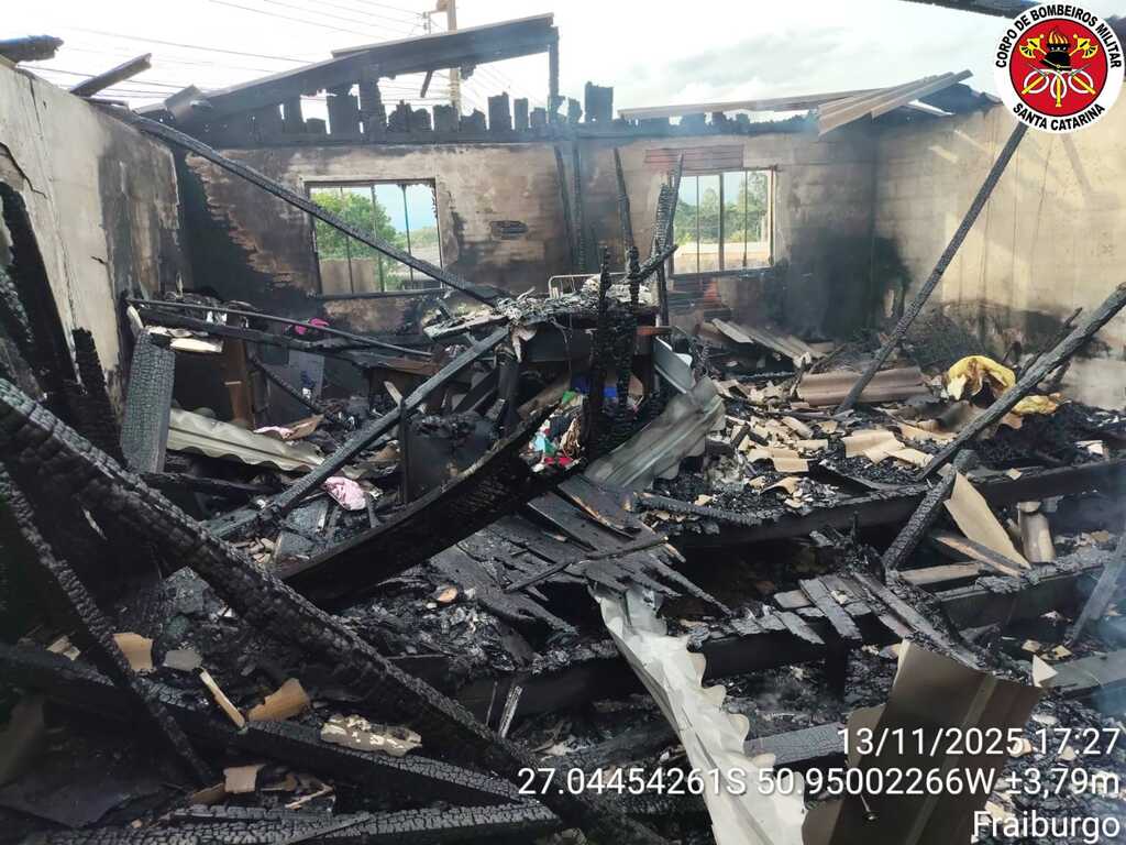 Incêndio destrói residência e mobiliza Bombeiros em Fraiburgo