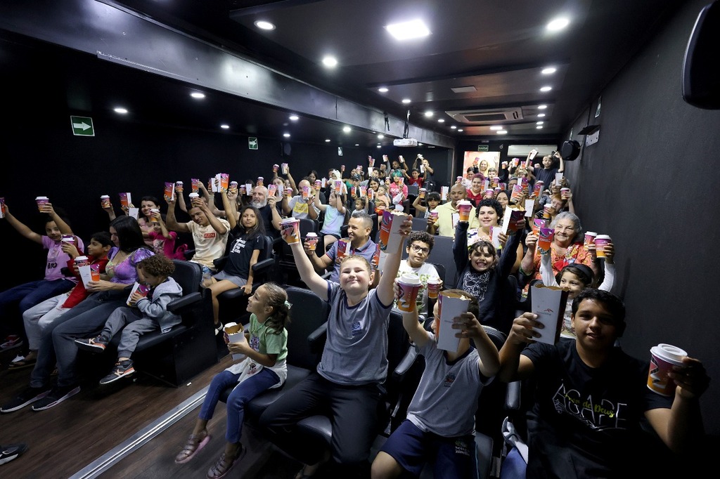 Carreta que vira cinema chega a São Francisco do Sul