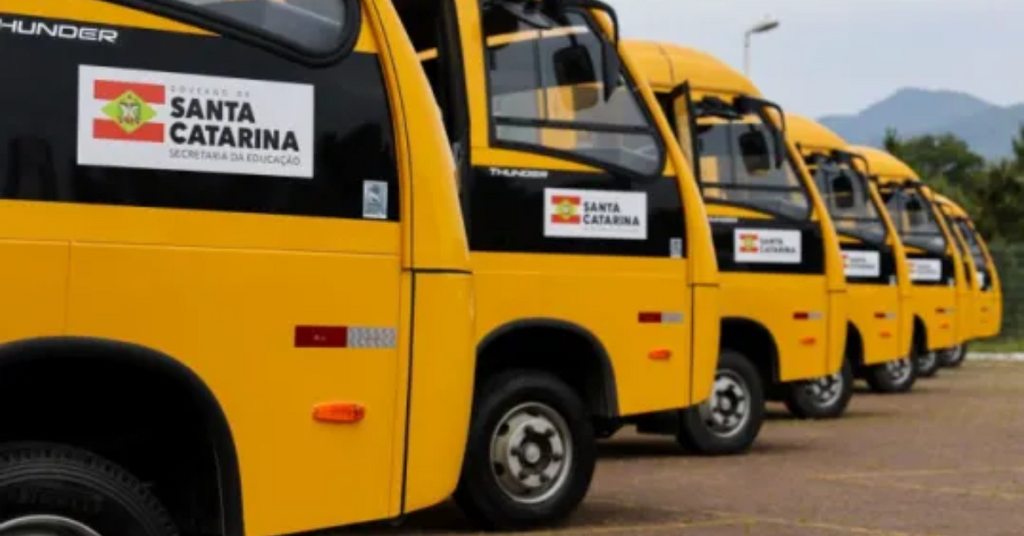 Alto Vale recebe cinco novos ônibus para o transporte escolar