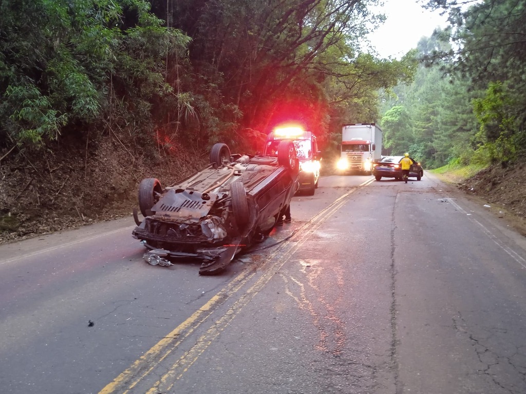 Capotamento deixa duas pessoas feridas na SC-150 em Luzerna no sábado, dia 15