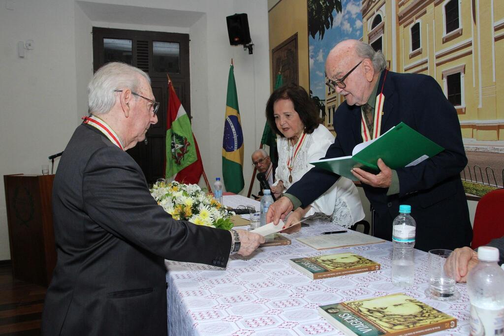 Importante nome da saúde catarinense, Dr. Murillo Capella toma posse na Academia Catarinense de Letras
