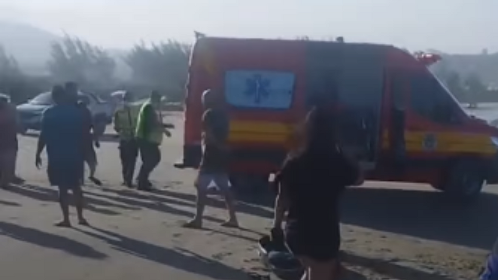 Imagem em ciculação nas redes sociais - Menino de 8 anos morre após afogamento na Praia do Porto, em Imbituba