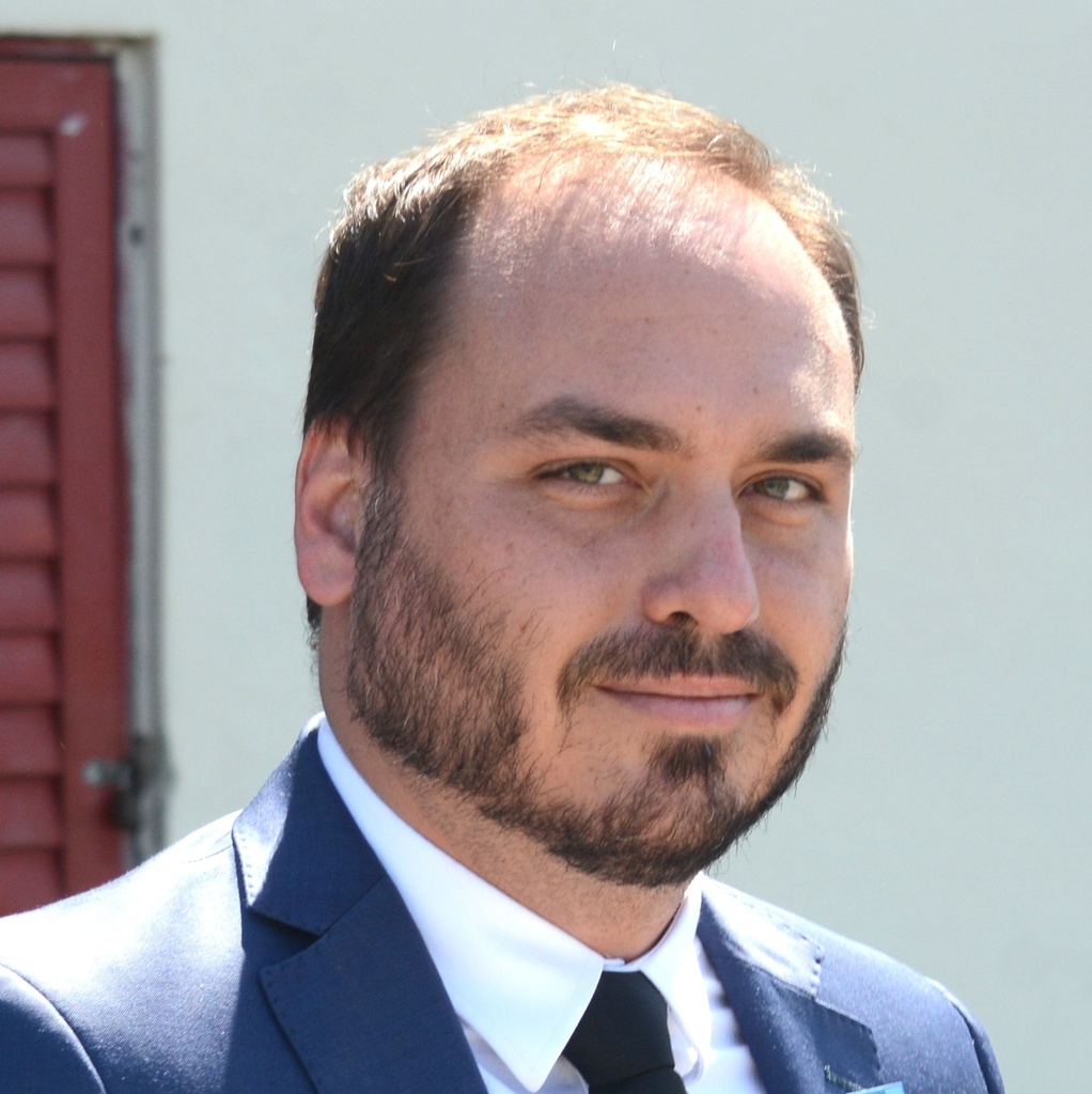 Após pesquisa, Carlos Bolsonaro reafirma apoio à pré-candidatura de Carol de Toni ao Senado por SC