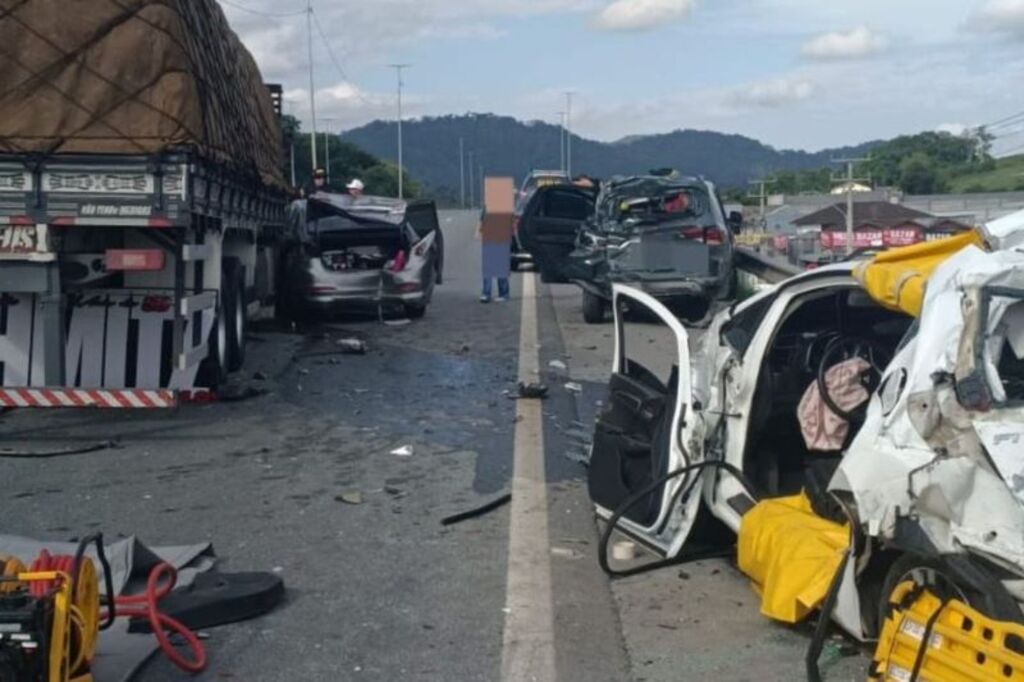 Foto: Reprodução Redes Sociais - Acidente gravíssimo com oito veículos e 17 vítimas mobiliza resgate na BR-470 em SC