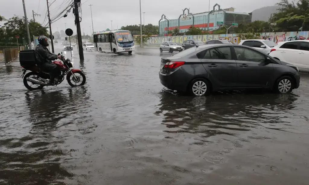 Frente fria derruba árvores e causa alagamentos no Rio de Janeiro