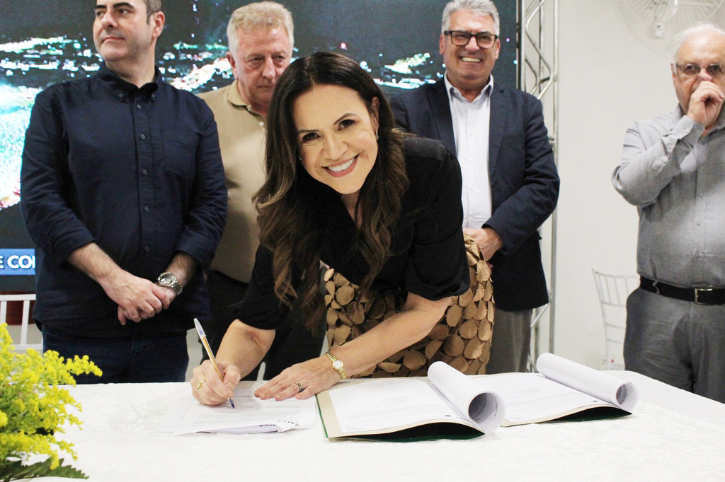Divulgação - Momento em que a Prefeita de Três Barras Ana Cláudia Quege assina o Contrato com o BRDE