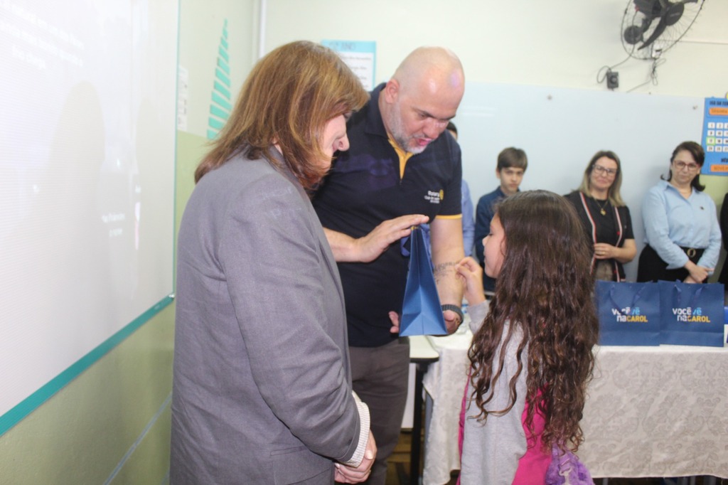 Rotary Club Alvorada em entrega de óculos para estudantes