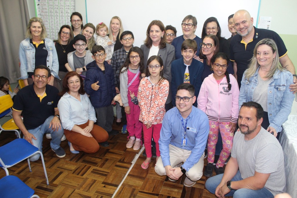  Rotary Club Alvorada em entrega de óculos para estudantes