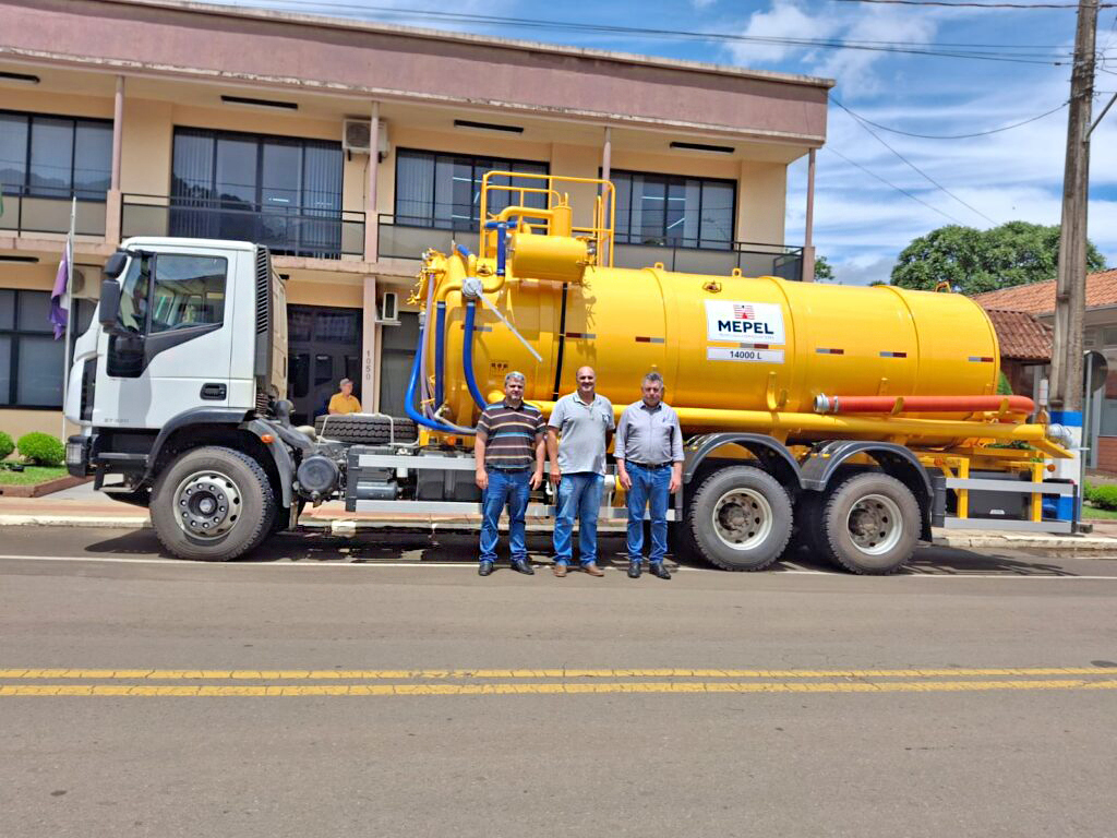 LACERDÓPOLIS REFORÇA FROTA AGRÍCOLA COM ADAPTAÇÕES E NOVO EQUIPAMENTO