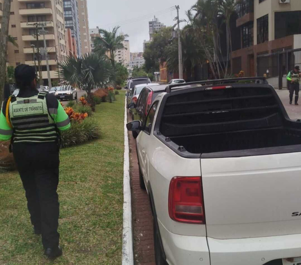 PREFEITURA DE TORRES ALERTA: ESTACIONAMENTO NOS CANTEIROS GERA MULTA E REMOÇÃO DO VEÍCULO