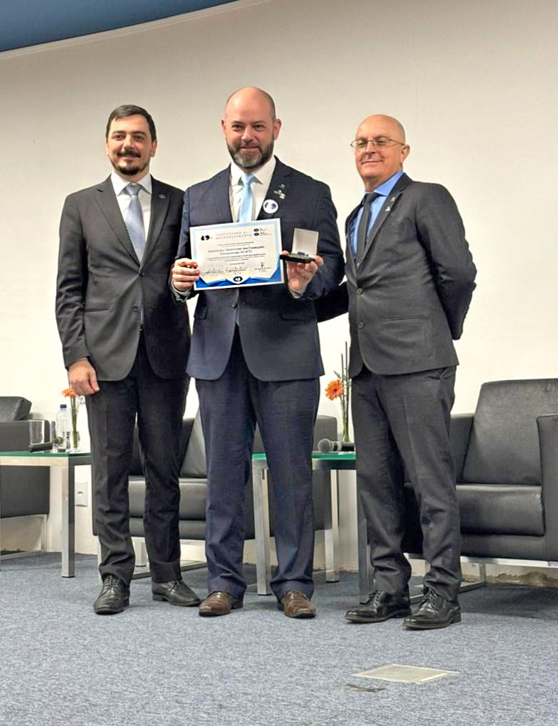 Reitor da Unoesc é homenageado com a Medalha 60 anos da Administração